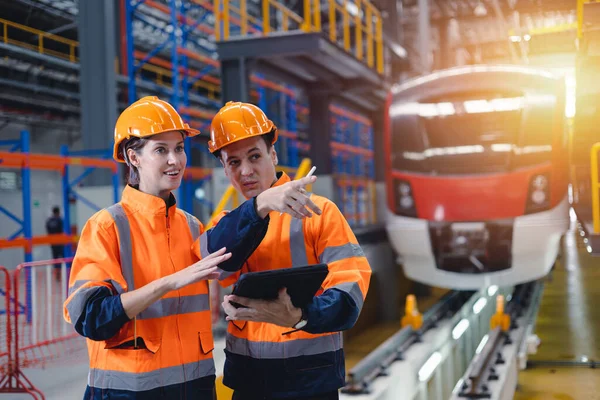 電車サービスデポ輸送産業工場技術者のメカニックスタッフで一緒に働くエンジニアの男性と女性の労働者チーム — ストック写真