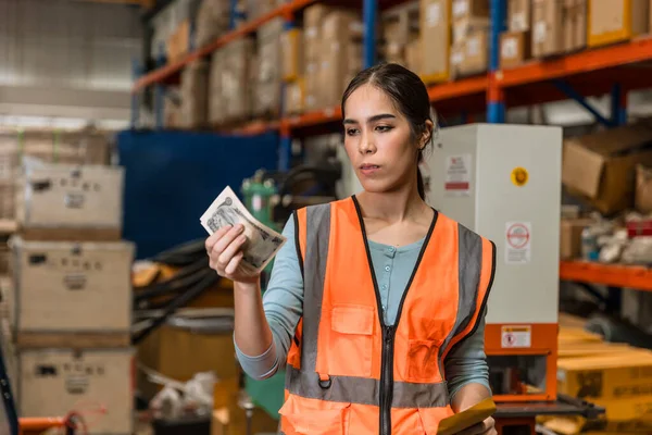 Warehouse Engenheiro Fábrica Mulher Trabalhador Receber Baixa Redução Salarial Diminuição — Fotografia de Stock