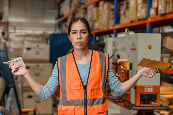 Engenheira Trabalho Feminino Mostrando Insatisfação Com Salário Recebido Trabalhador Indústria — Fotografia de Stock