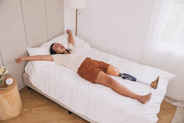 Wanita Bahagia Prostetik Kaki Bionik Bangun Pagi Hari Tempat Tidur — Stok Foto