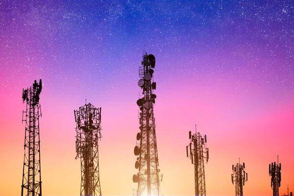 夕暮れ時の空の通信塔 4Gと5Gネットワークに電力を供給 活気のある朝の空に対する様々なネットワークセルサイトのシルエット — ストック写真