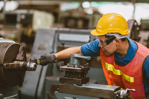 利用车床数控机床在重金属厂工作的年轻亚洲技师工程师职工 — 图库照片