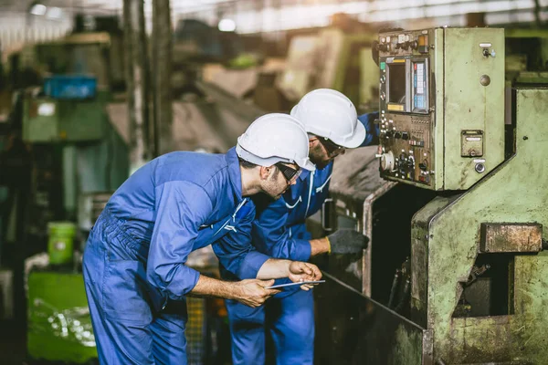 旋盤技術者労働者サービスチームは 重金属産業工場でメンテナンスフライスヘッド旋盤Cncマシンをチェック — ストック写真
