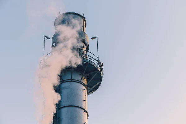 発電所は近代的な工場をきれいに大きな煙突が煙を放出して屋外の風景を構築石油化学産業 — ストック写真