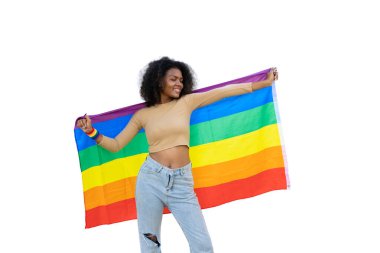 LGBT gökkuşağı bayrağı taşıyan Afrikalı siyahi kadınlar neşeli, neşeli, gururlu, beyaz arka planda soyutlanmış, kırpma yolu olan bir ayı kutluyorlar.