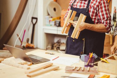 Yakın plan marangoz el yapımı ahşap mobilya işi yapıyor..