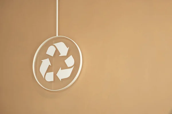 Recycle Sign Logo Brown Wall Blank Copy Space Text Modern — Stock Photo, Image
