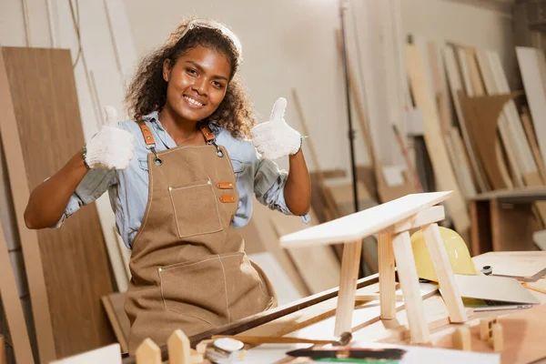 Feliz Carpinteiro Mulher Africana Preto Sorrindo Oficina Madeira Desfrutar Fazer — Fotografia de Stock