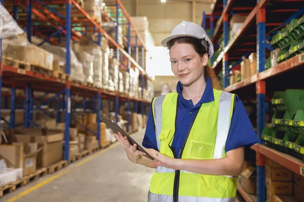 肖像画 幸せな若い女性の倉庫の労働者は商品の船積みの貨物店で働きます — ストック写真