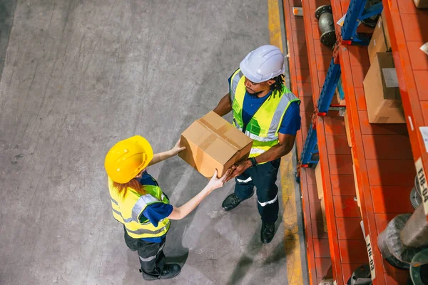 仓库工人在船务物流工厂工作船务供应订单仓库里的货物 — 图库照片
