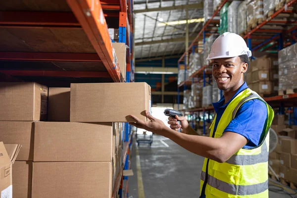 アフリカの黒人労働者は工場倉庫在庫ロジスティクス業界の従業員で働く幸せ — ストック写真
