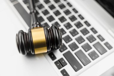 Siber hukukun güvenliği davası, dijital online açık artırma, internet yapay zeka avukatı hakim teknolojisi