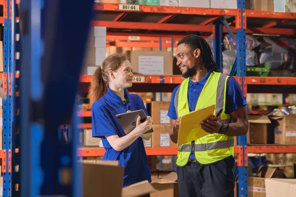 倉庫の在庫労働者は仕事の貨物プロダクトの場所で多様性のチームの友人を一緒に働く幸せ — ストック写真
