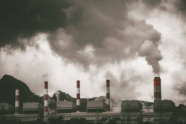 科尔发电厂工业烟囱排放肮脏的一氧化碳烟雾空气污染和酸雨 — 图库照片
