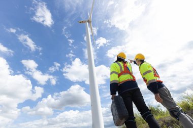 Rüzgâr türbini mühendisi erkek teknisyen servis bakım araştırma şantiyesinde çalışıyor. Sürdürülebilir insanlar için eko enerji jeneratörü.