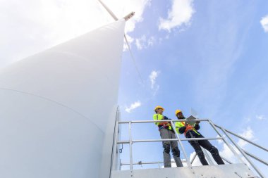 Rüzgâr türbini mühendisi erkek teknisyen servis bakım araştırma şantiyesinde çalışıyor. Sürdürülebilir insanlar için eko enerji jeneratörü.