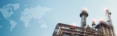 Dünya enerji üretim kavramı pankartı için küresel haritası olan modern yakıt santrali petrol veya petrokimya fabrikası