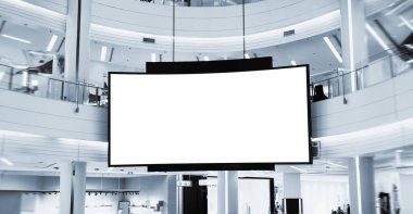 Kapalı bir alışveriş merkezinde reklam panosu. Kamu alanındaki geniş video tanıtım LED ekranı