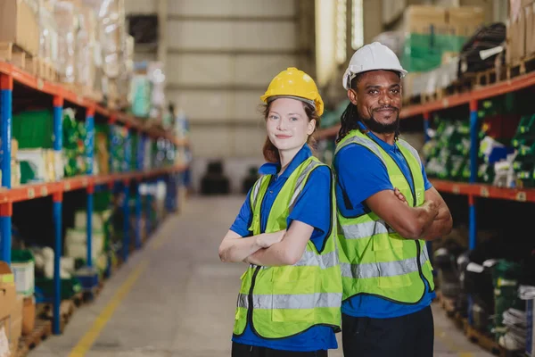 産業労働のための幸せな笑顔を一緒に立っているスマートな自信がある倉庫労働者のチームの肖像画は働くチームワークを楽しみます — ストック写真
