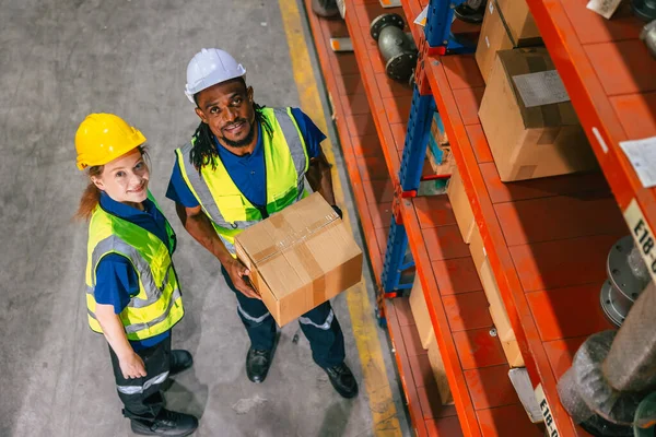 貨物倉庫労働者は倉庫の船積みの物流業界の配達プロダクト供給で働く幸せ — ストック写真