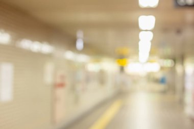 Bulanık metro istasyonu yeraltı tren istasyonu Japonya 'da reklam için yürüyor.