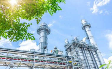 Ağaçlı elektrik santrali. Çevreye duyarlı düşük karbon ayak izi tasarrufu için sürdürülebilir enerji için yeşil sanayi eko gücü.