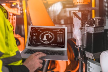 Bilgisayarı kapat, bilgisayar ekranı, program kontrolü, otomasyon fabrikasındaki robot kol makinesini çalıştır.