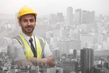 Zeki inşaat mühendisi erkek, kentin inşaat mühendisliği vizyon planlama konsepti için modern şehir metrosunun üzerinde çift pozlama gülümsüyor.