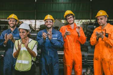 Başarılı işçi sendikası. Teknisyen ekip çalışanları. Irk adamı ve kadını karıştırıyorlar.