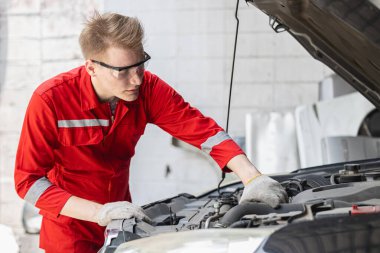 portre mutlu garaj tamircisi tamirci tamirci bakım servisi otomobil motoru tamircisi