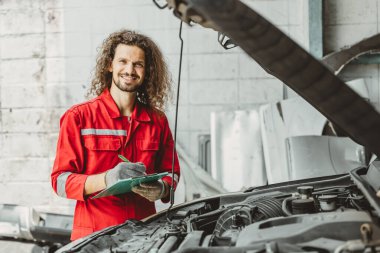 portre mutlu garaj tamircisi tamirci tamirci bakım servisi otomobil motoru tamircisi