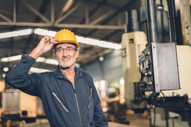 Hevay metal endüstrisinde üst düzey profesyonel mühendis erkek çalışkan hizmet makinası operatörü