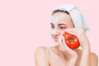 Tomato Lycopene 'den yüz derisi olan güzel bir kadın ve sağlıklı cilt için Carotene vitamini..