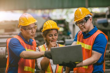 Mühendis takımı, ağır sanayide dizüstü bilgisayar tartışmalarıyla çalışan ırk adamıyla kadını karıştırıyor, mühendis ekibine katılıyor..