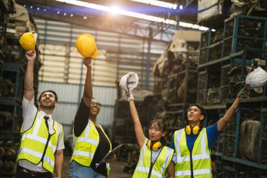 İyi iş çıkardınız. Mühendis ekip çalışanı grubuna minnettar kaldınız. Eski grunge garajında, oto yedek parça deposunda.