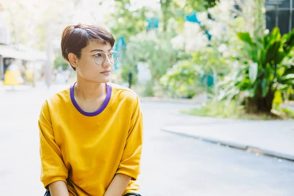 Portre Güneydoğu Asya LGBT transseksüel kadın veya genç kız kısa saçlı mutlu gülümseme.