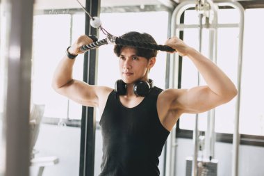 Asya Erkek Vücut Çekme Egzersizleri Spor Kulübü 'nde Göğüs ve Omuz Kas Gücü Eğitimi