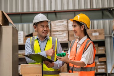 Mühendis Memnuniyetle takdir ediyor Yeni genç bayan çalışan harika çalışıyor