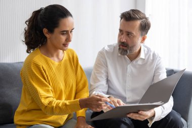 Kıdemli profesyonel iş adamı ya da finansal avukat vergi danışmanı Hintli bir kadınla sigorta sözleşmesi hakkında konuşuyor.