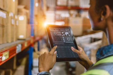 Tablet bilgisayardaki Yazılım Akıllı depo yönetimi mal teslimatını gerçek zamanlı takip ediyor. Depolama lojistik tedarik zinciri için dijital veri göstergesi gösteren envanter işçisi