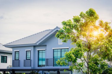 Serinletici ev ekonomisi için yeşil ağacı olan modern ev köyü enerji tasarrufu yapıyor.