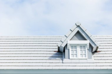 Çatı kiremitli çatı katı modern asfalt malzeme çatı kiremitleri yazın açık mavi gökyüzü arka planı