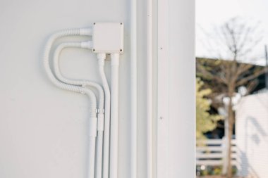 Profesyonel açık hava elektrik kablosu, PVC kanalı ve su geçirmez konnektör kutusu..