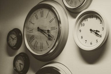 Klasik eski zaman hafıza kavramı. Duvarda asılı olan antika renk tonunda birçok retro stil zaman saati