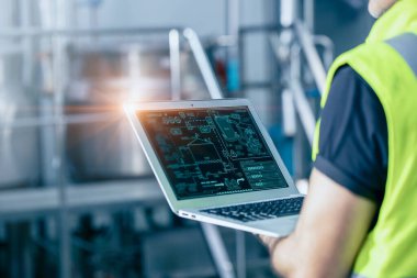 Endüstriyel fabrika otomasyonu için laptop yüksek teknoloji yazılımına sahip mühendis..