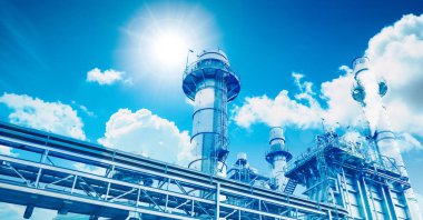 Petrol ve Gaz Termal Buhar Sistemi Enerji Üretici Endüstrisinin Mavi Gökyüzü Fütüristik Renkli Etkisi Üzerine Birleşmiş Devir Güç Santrali