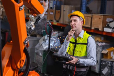 Mühendis kauçuk erkek çalışma servisi sorunu çözmeyi düşünen otomatik robot kaynak kolu