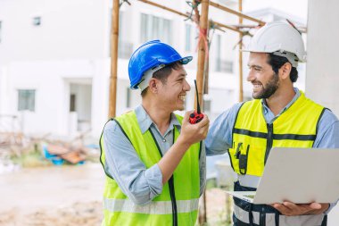 İnşaat mühendisi müdürüyle toplantımız kutlu olsun. İnşaat projesi için birlikte çalışma ekibine katılın.