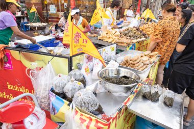 Tayland 'da Yaowarat Bangkok' ta düzenlenen Vejetaryen Festivali (J Festivali), Çin 'in Yaowarat kentinde, et içermeyen yiyecekler için sokak yemekleri büfe sarı bayrak işareti. 14 Ekim 2023. Bangkok, Tayland.