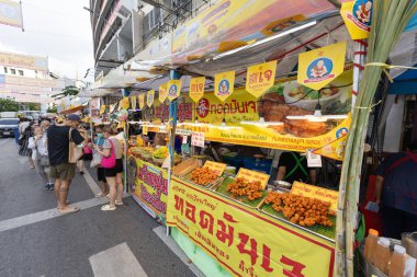 Tayland 'da Yaowarat Bangkok' ta düzenlenen Vejetaryen Festivali (J Festivali), Çin 'in Yaowarat kentinde, et içermeyen yiyecekler için sokak yemekleri büfe sarı bayrak işareti. 14 Ekim 2023. Bangkok, Tayland.